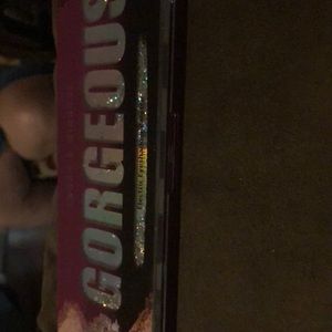 I’m selling a eyeshadow pack